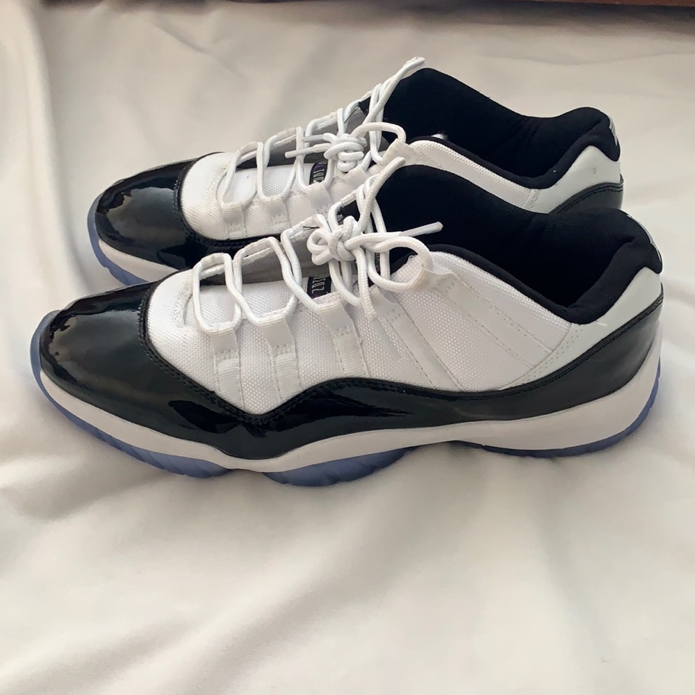 Men Size 12 Jordan concord 11’s